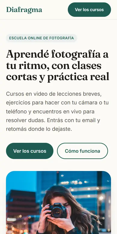 Página de ejemplo de una escuela online de fotografía vista en un celular